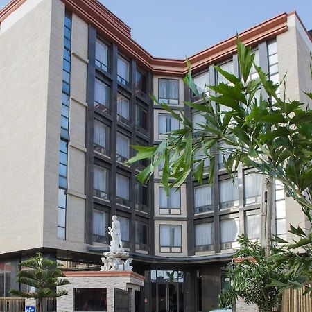 Golden Tulip Essential Lagos Airport Hotel Buitenkant foto