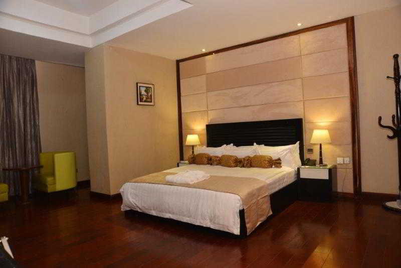 Golden Tulip Essential Lagos Airport Hotel Buitenkant foto