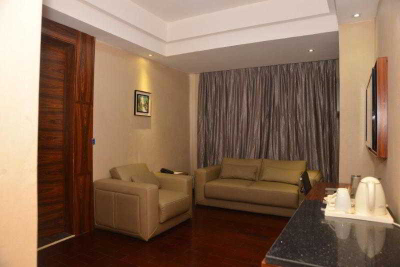 Golden Tulip Essential Lagos Airport Hotel Buitenkant foto