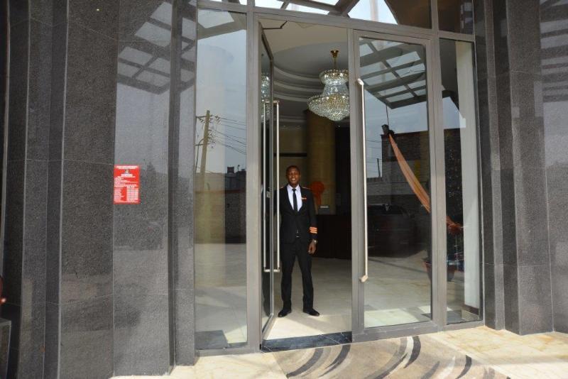 Golden Tulip Essential Lagos Airport Hotel Buitenkant foto