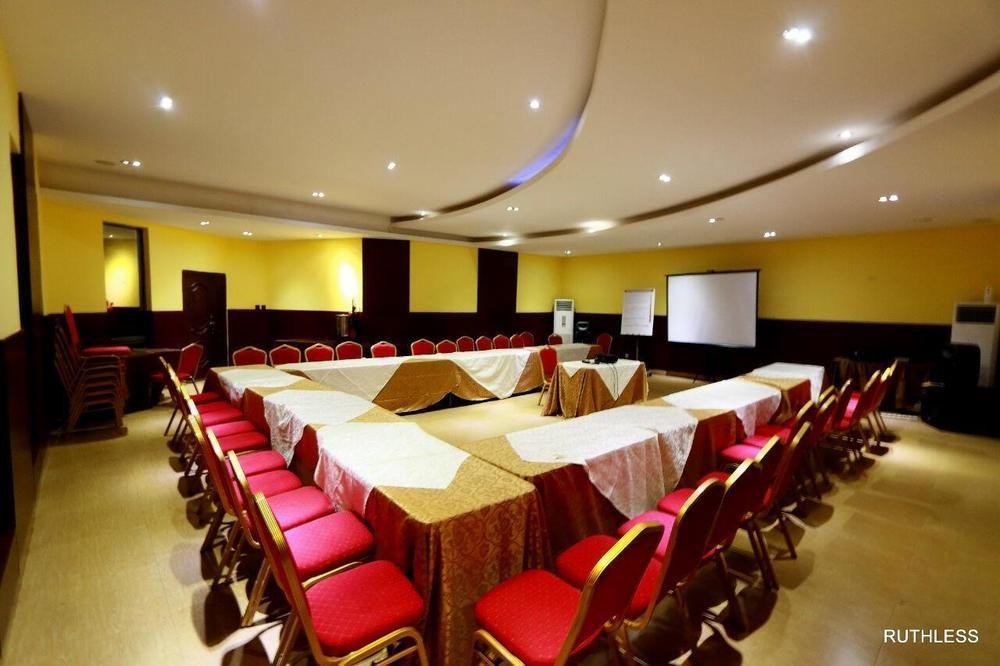 Golden Tulip Essential Lagos Airport Hotel Buitenkant foto