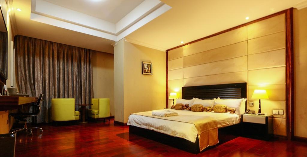Golden Tulip Essential Lagos Airport Hotel Buitenkant foto