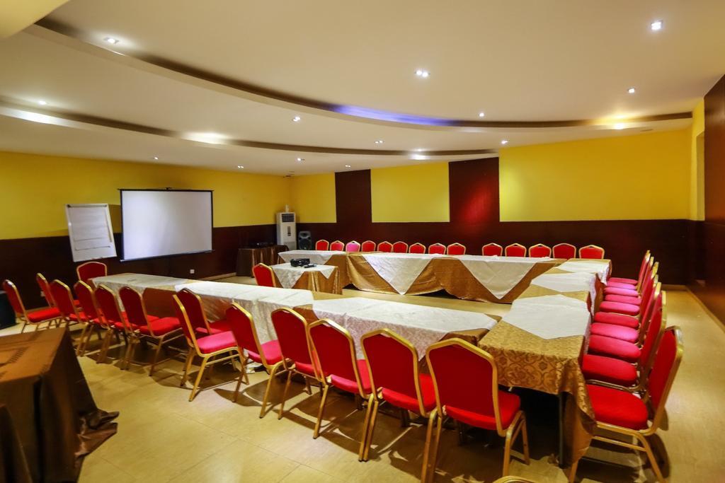 Golden Tulip Essential Lagos Airport Hotel Buitenkant foto