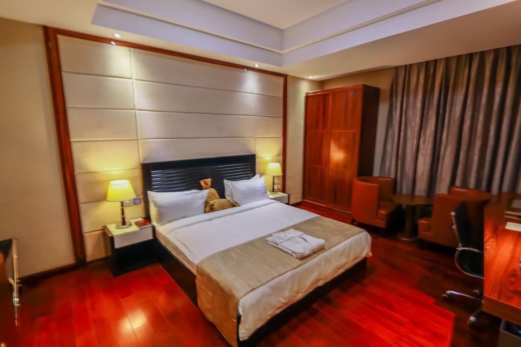 Golden Tulip Essential Lagos Airport Hotel Buitenkant foto