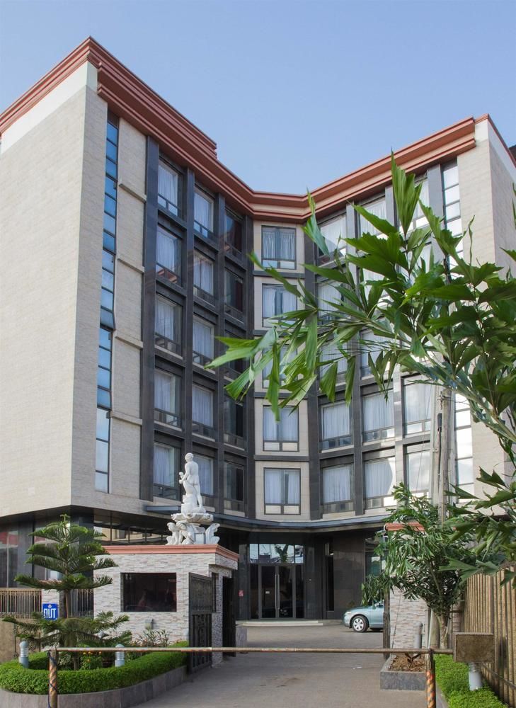 Golden Tulip Essential Lagos Airport Hotel Buitenkant foto