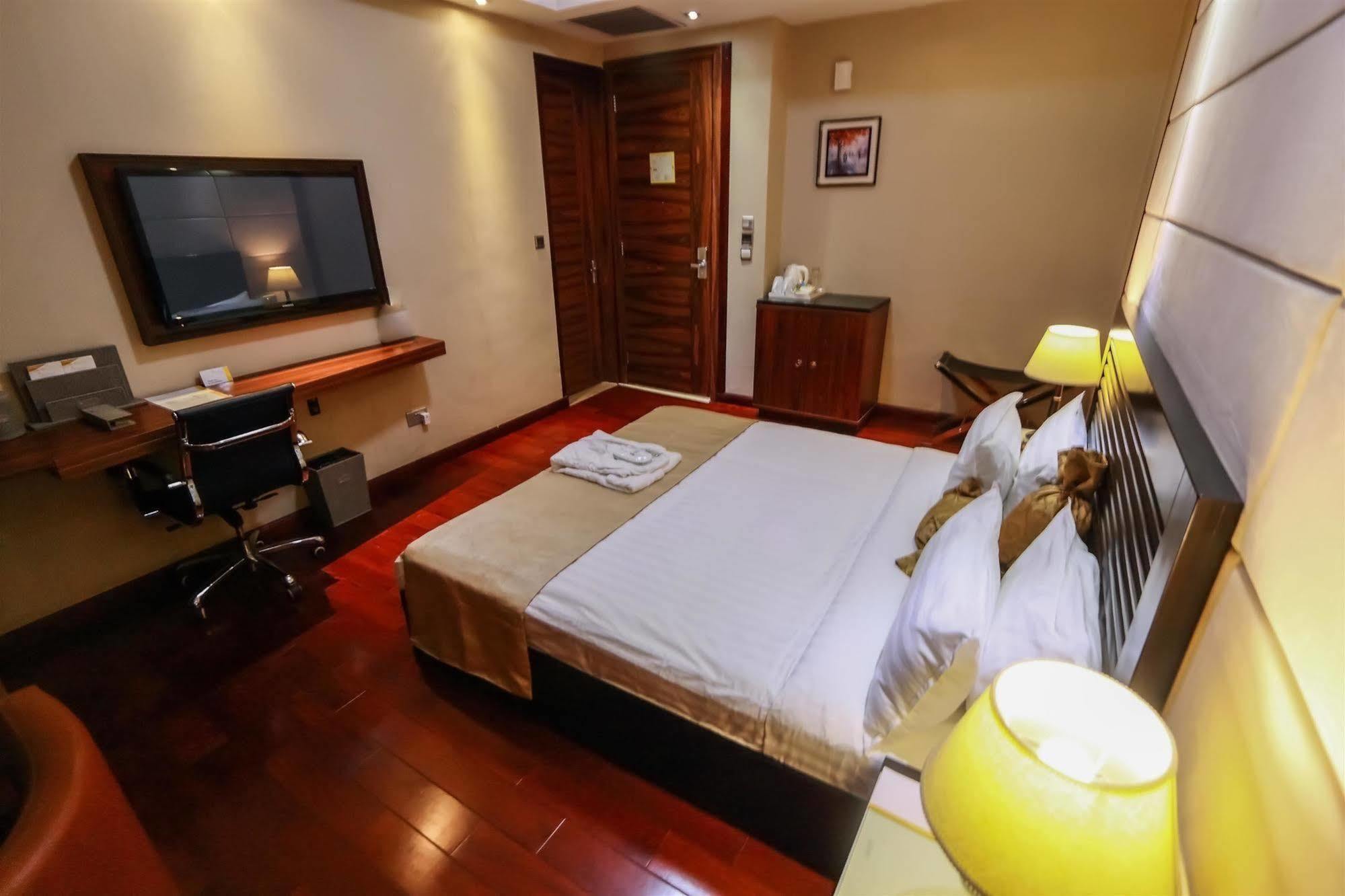 Golden Tulip Essential Lagos Airport Hotel Buitenkant foto