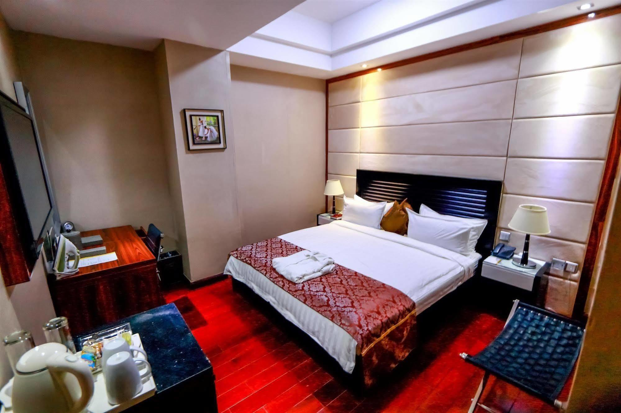Golden Tulip Essential Lagos Airport Hotel Buitenkant foto