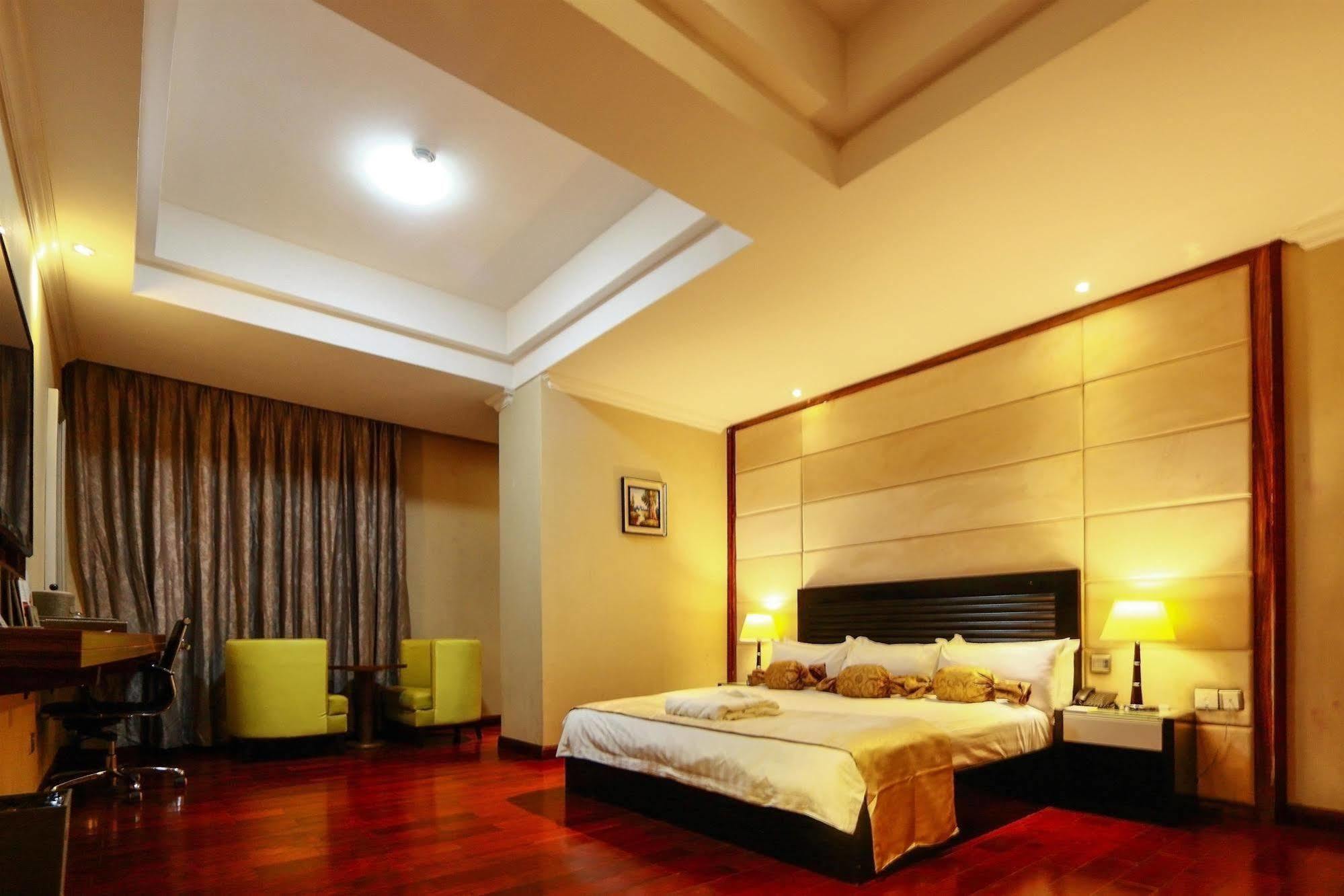 Golden Tulip Essential Lagos Airport Hotel Buitenkant foto