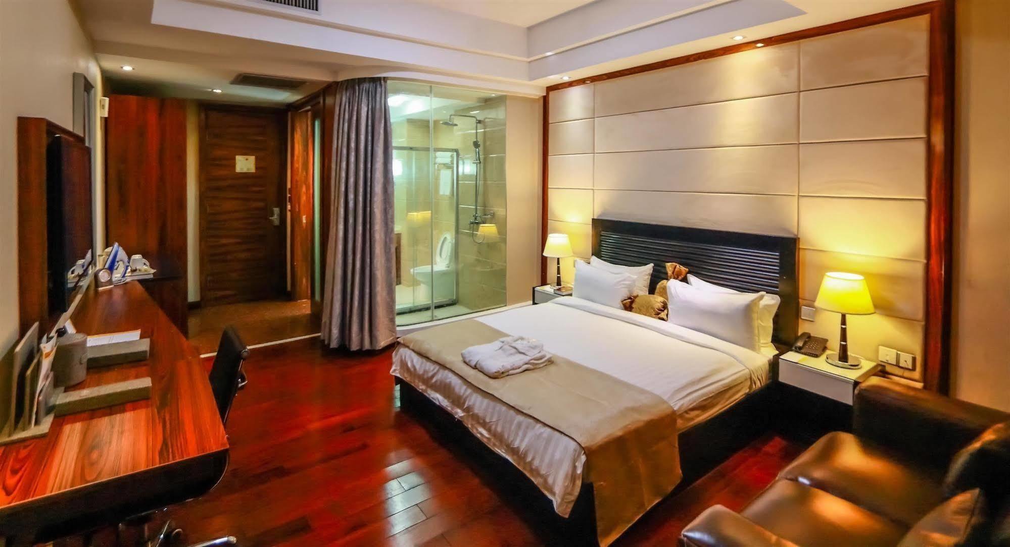 Golden Tulip Essential Lagos Airport Hotel Buitenkant foto