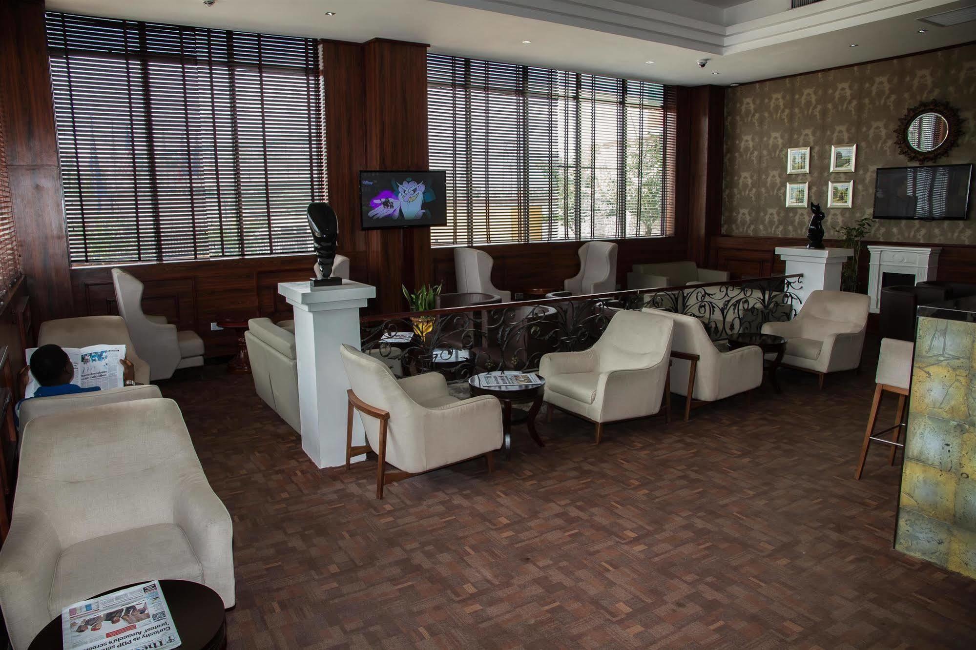 Golden Tulip Essential Lagos Airport Hotel Buitenkant foto