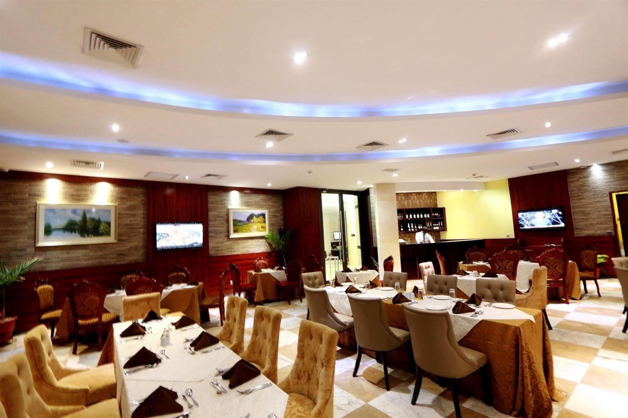 Golden Tulip Essential Lagos Airport Hotel Buitenkant foto