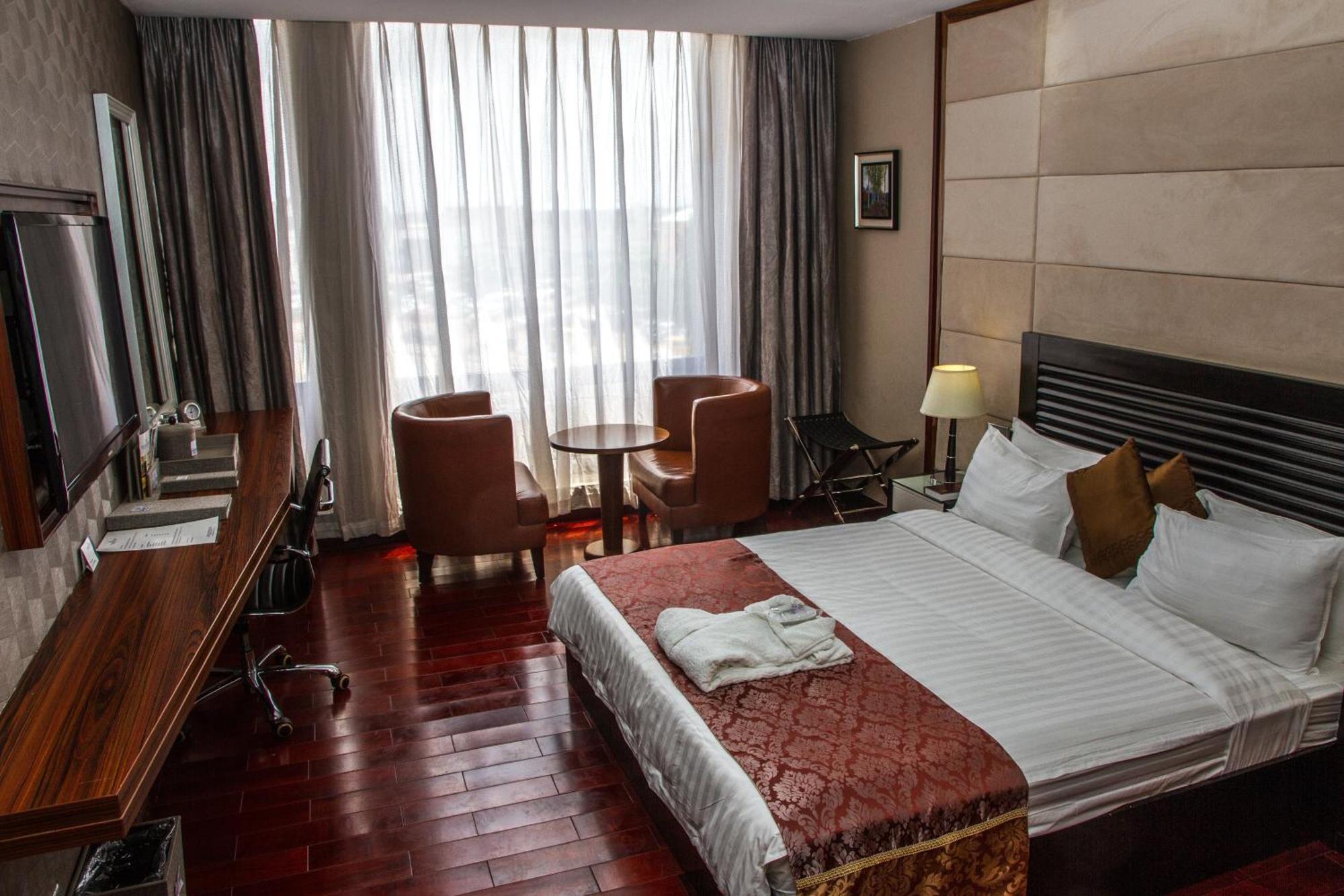 Golden Tulip Essential Lagos Airport Hotel Buitenkant foto