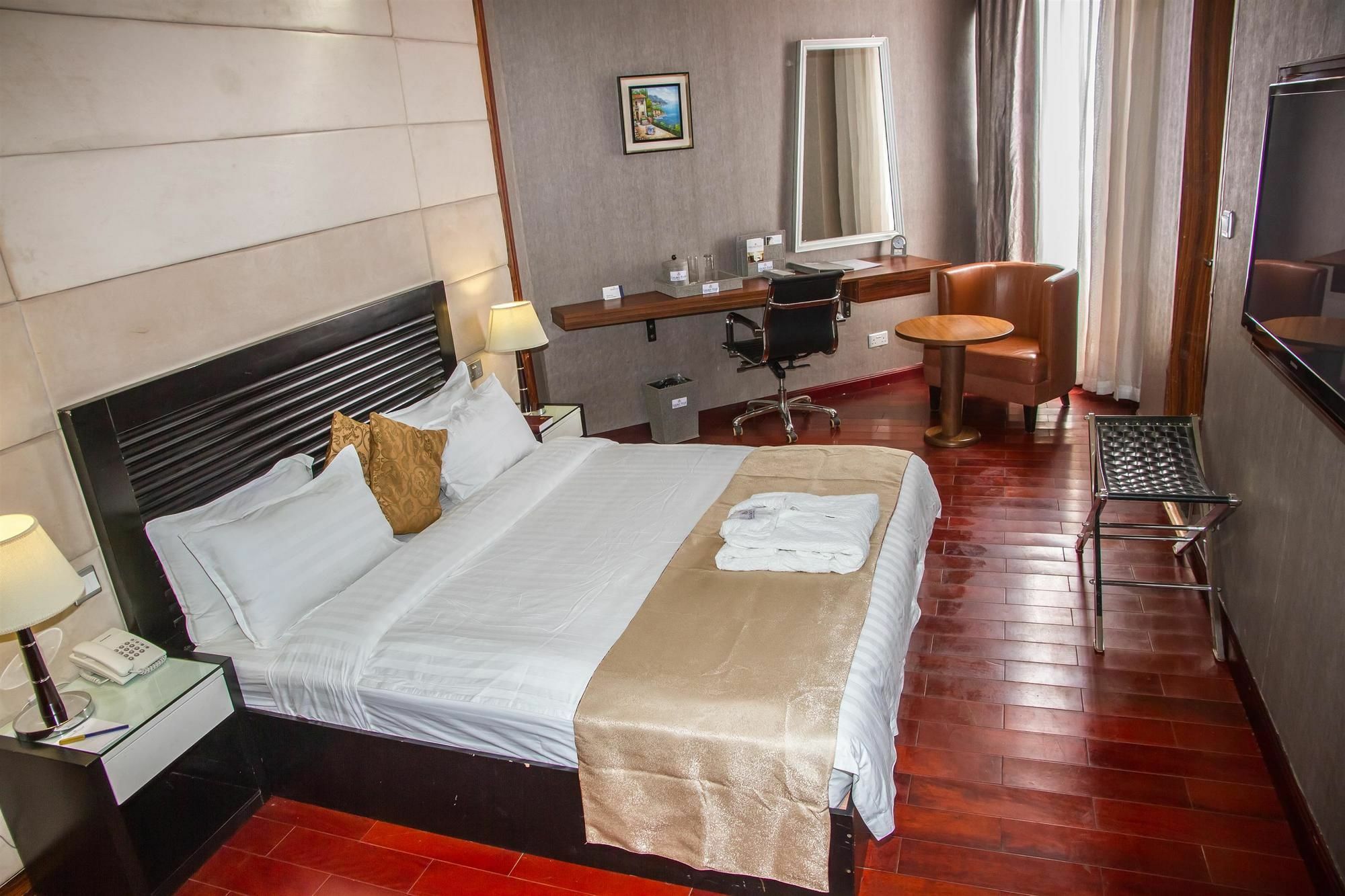 Golden Tulip Essential Lagos Airport Hotel Buitenkant foto