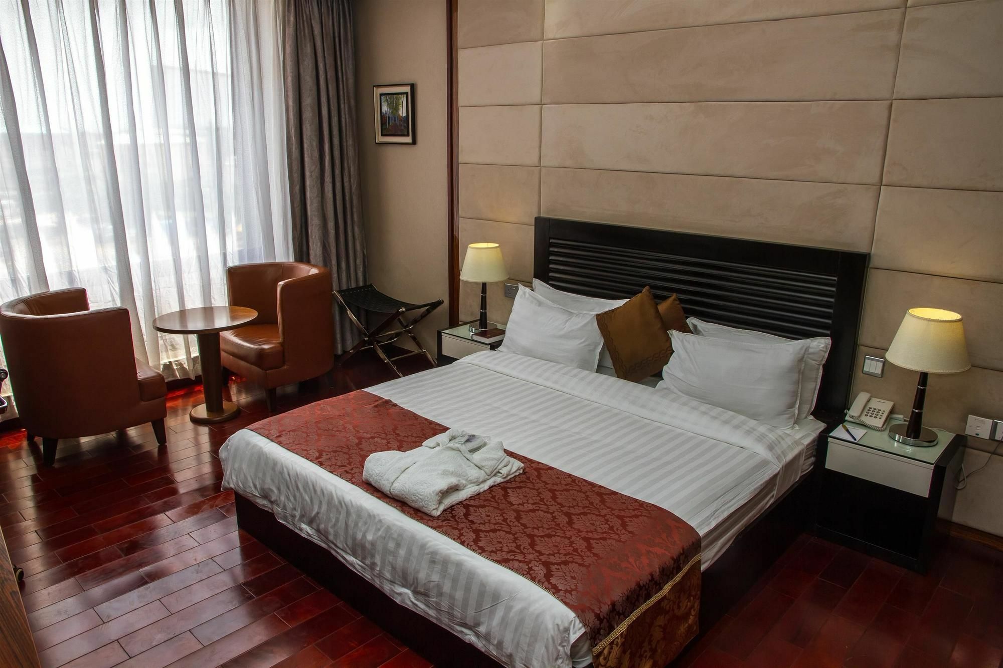 Golden Tulip Essential Lagos Airport Hotel Buitenkant foto