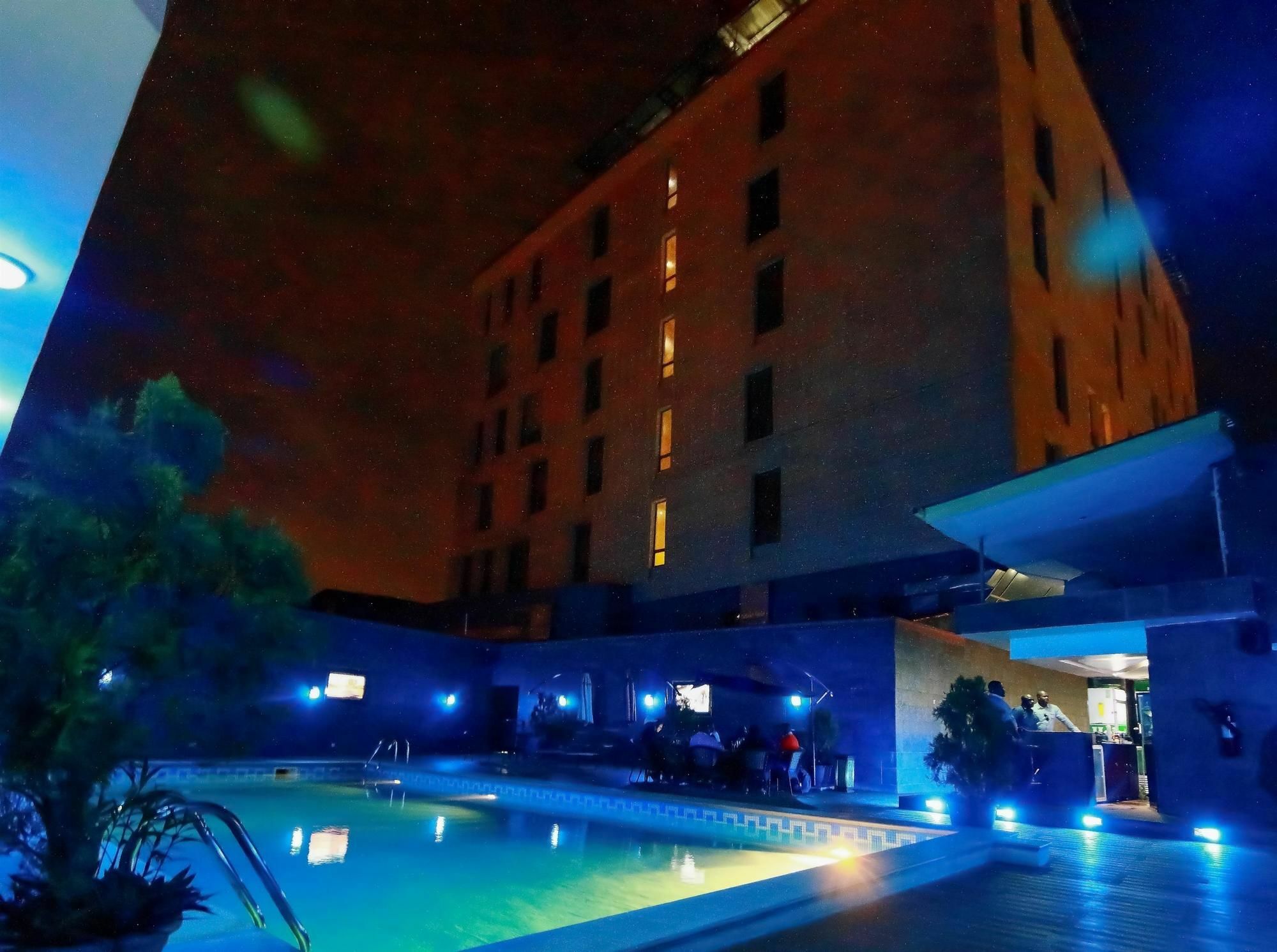 Golden Tulip Essential Lagos Airport Hotel Buitenkant foto